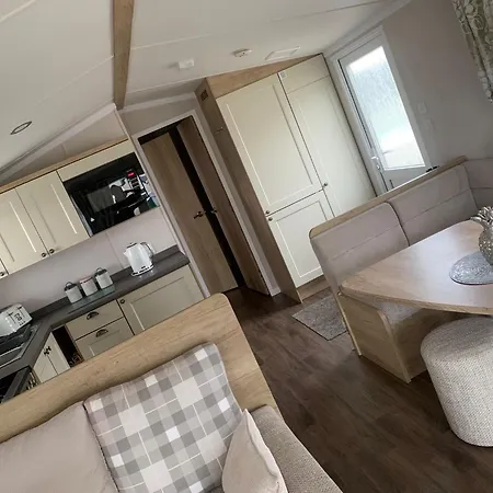1d Lyons Manor House * מריפורט